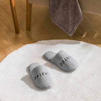 Design à la mode amis brodé femmes fausse fourrure floue glisser sur bout fermé antidérapant maison pantoufle