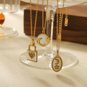 Collar con colgante de acero inoxidable chapado en oro de 18 quilates con diseño de luna y corazón, regalo de joyería para mujer, accesorio de moda. - Product Image 1