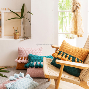 Tùy Chỉnh Vuông Dệt Kim Sọc Ném Gối Pom-Pom Fluffy Rắn Màu Đệm Bao Gồm Xù Xì Thiết Kế Nhà Khách Sạn 100% Polyester - Product Image 4