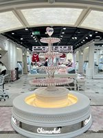 Sculpture de gâteau rotative commerciale |   Grande installation artistique en fibre de verre pour vitrine de magasin de vêtements et décoration de fête