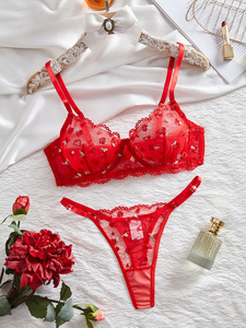 Conjunto de lencería de encaje con bordado de rosas y corazones, sujetador con aros y tanga de malla transparente, conjunto de ropa interior francesa transparente. - Product Image 2
