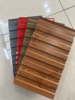 Panneau sandwich PU ignifuge, imperméable et isolant thermique à grain de bois pour revêtement mural extérieur de maison préfabriquée, avec détails métalliques sculptés pour usage commercial