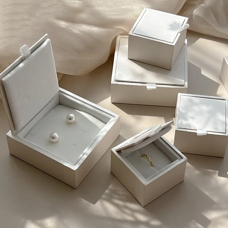 Scatola regalo piatta strutturata in legno di fascia alta scatola di gioielli con collana minimalista scatola di gioielli con anello di imballaggio Beige foderato in velluto