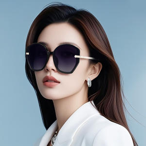 แว่นกันแดดทรงรีเก๋ไก๋สำหรับผู้หญิงกรอบพีซีสีดำ UV400 ป้องกันประเภท 3 บังแดดสไตล์แฟชั่น 7133 - Product Image 1