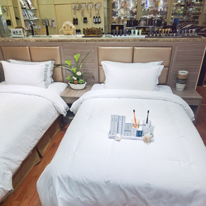 Ensemble <span class=keywords><strong>de</strong></span> literie <span class=keywords><strong>de</strong></span> luxe personnalisable avec logo brodé pour hôtel, comprenant couette et drap en satin blanc 100% coton, tailles et designs variés - Product Image 3