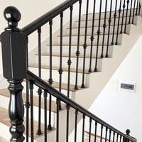 Les rampes d'escalier modernes en noir mat conviennent à la décoration intérieure dans les zones résidentielles de villas.