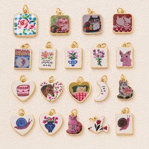 La Paleta Pequeña |   Charm Vintage Pintado a Mano Chapado en Oro de 18K para la Creación de Joyería |   Colgante Artístico en Miniatura con Diseño de Animales y Flores - Product Image 2