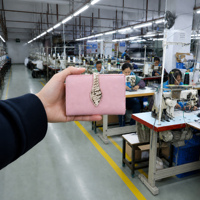 Bolso de Mano Tipo Clutch de Cuero PU Suave Rosa Claro con Pestaña de Piel de Serpiente, Elegante y Chic para Uso Diario, Bolso de Mano para Mujer, Personalizable OEM