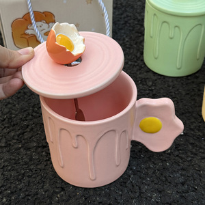 Ensemble de tasses à café en céramique créatives et mignonnes en forme d'œuf, design œuf frit et œuf brisé, jaune, vert et rose, avec couvercle et cuillère, pour la maison et les cadeaux - Product Image 6