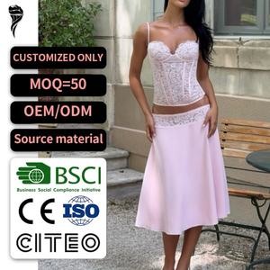 Ensemble deux pièces corset en dentelle rose et jupe midi en satin pour femme, comprenant un haut bustier à fines bretelles et une jupe à bordure en dentelle - Product Image 1
