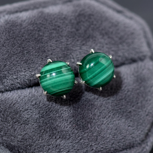 Boucles d'oreilles clous en argent sterling 925 plaqué or avec pierre précieuse verte malachite taille griffe, idéales pour un cadeau d'anniversaire - Product Image 3