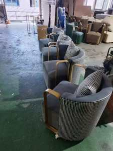 Sillón de Salón de Hotel de Lujo en Terciopelo, Moderno, con Reposabrazos en Forma de C de Metal Dorado, Giratorio, para Vestíbulo de Hotel Premium o Sala VIP - Product Image 6
