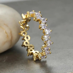 Anello Quadrato Scintillante Offset per Donne, Gioiello da Dito Creativo e alla Moda - Product Image 3