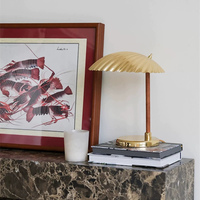 Lampe de table moderne en métal côtelé avec tige enveloppée pour chambre à coucher, chevet, salon, bureau, hôtel, café, bar, villa, salon