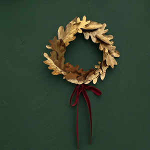 Corona de Hojas de Roble Doradas, Decoración Colgante de Pared, Adorno Navideño de Metal Hecho a Mano, Estilo Clásico con Cinta Roja - Product Image 4