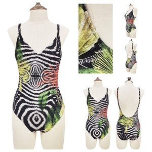 Maillot Personalizado con Escote en U Localizado, ¿Busca un Maillot que Combina Comodidad y Sofisticación? Ecológico y Extraíble - Product Image 1
