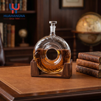 Carafe à whisky en verre cristallin texturé en forme d'anneau distinctif avec base en bois pour bourbon, scotch, brandy