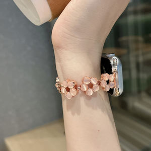 Bracelets de montre Fashion Girly Flower pour <span class=keywords><strong>Apple</strong></span> <span class=keywords><strong>Watch</strong></span> <span class=keywords><strong>8</strong></span> Ultra 49mm 3 4 5 6 7 Bracelet pour IWatch 38 <span class=keywords><strong>45mm</strong></span> Bracelet Bracelets de montre en alliage - Product Image 4