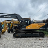 Excavatrice Hyundai 300LC-9S d'occasion robuste et fiable pour les opérations d'excavation et de creusement dans des roches difficiles, utilisée dans les grands projets de construction