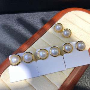 Boucles d'oreilles classiques en perles de culture d'eau de mer blanches 13-14mm, en argent S925 plaqué or, serties clos, bijoux fins - Product Image 2