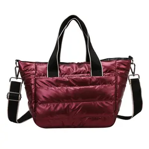 BSCI pabrik menyesuaikan tas bahu perempuan kapasitas besar tas tangan Puffy tas Tote berlapis wanita dengan logo cetak kustom
