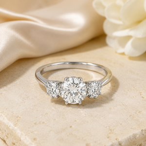 Anello con Tre Pietre, Design Classico, Anello da Dito per Donne - Product Image 4
