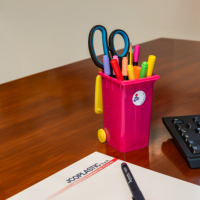 Contenedor de almacenamiento promocional de HDPE de 240L, mini, de dos ruedas, personalizado, ecológico, moldeado por inyección, para educación en gestión de residuos