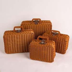 سلال نزهة صغيرة مستطيلة الشكل للأطفال مصنوعة من البلاستيك والراتان البني مع مقابض معدنية وقفل - Product Image 1