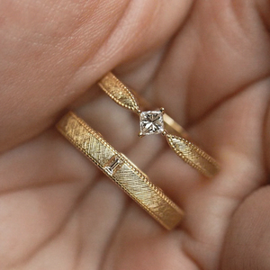 แหวนคู่รักทรงปรินเซสคัท เพชร HPHT รับรองโดย Aimgal NGTC ชุบทอง <span class=keywords><strong>18K</strong></span> ผลิตในอิตาลี ดีไซน์ขัดเงา ของขวัญสำหรับการหมั้น - Product Image 1