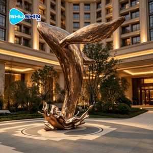 Sculpture de queue de <span class=keywords><strong>baleine</strong></span> en acier inoxydable poli miroir avec base en forme de vague, statue métallique pour aménagement aquatique d'hôtel - Product Image 1