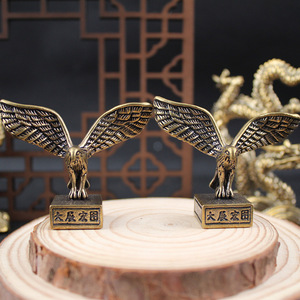 Ornement en laiton en forme d'aigle, 2 pièces, décoration de bureau traditionnelle, cadeau pour la décoration de bureau, thème Grande Ambition - Product Image 1