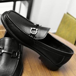 Sandales en cuir véritable faites à la main pour hommes, de qualité supérieure, à bout rond, avec boucle latérale, respirantes et antidérapantes, style décontracté et professionnel - Product Image 4