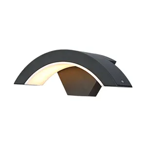 Arco curvo LED moderno metallo antiruggine applique da esterno 18W bianco caldo portico creativo lampada da interno per porta Patio Garage