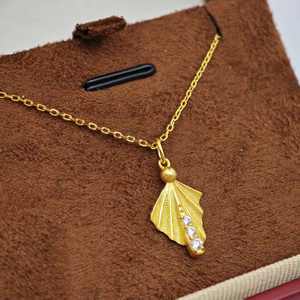 Collar con Colgante Minimalista de Plata de Ley 925 Chapado en Oro con Circonita Blanca de UM Jewelry, Venta al por Mayor para Unisex/Hombres/Mujeres - Product Image 6