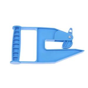 Herramienta de sujeción de tapetes de alta resistencia para establos de caballos, gimnasios, remolques y tapetes de goma con asas - Product Image 3