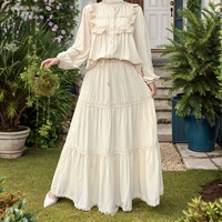 Ensemble deux pièces modeste islamique avec col montant à volants, boutons en dentelle, manches longues respirantes, jupe longue à taille élastique en mélange de coton pour le quotidien