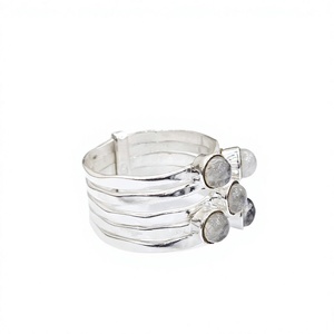 Anillo Artesanal de Plata de Ley 925 con Incrustaciones de Piedras de Luna Arcoíris Multicapa, Joyería Unisex en Capas, Proveedor Mayorista - Product Image 4