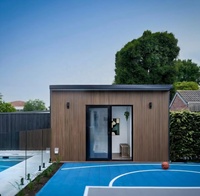 Maisonnette de jardin préfabriquée moderne en acier léger, modulaire, avec panneaux sandwich isolés pour bureau à domicile ou cour.