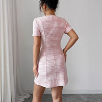 Robe moulante élégante d'été pour femme, à col carré, manches courtes, boutons perlés, motif écossais, coupe ajustée, sexy, mini, pour le bureau et le quotidien