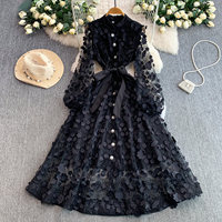 Robe midi élégante WIWT à col montant et manches longues, ornée d'appliques florales 3D, coupe trapèze, avec ceinture, idéale pour les tenues décontractées, les fêtes et le quotidien.