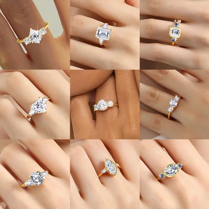 Anello di Fidanzamento in Argento 925 e Oro 18K con Moissanite Taglio Smeraldo, Gioielleria Personalizzata - Product Image 4
