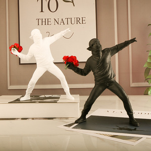 Scultura Astratta Still Life di Banksy, Ornamento Figurativo in Stile Europeo per Soggiorno, Studio, Decorazione Casa, Oggetto Artigianale - Product Image 3