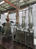 Pengupasan 500L masih dengan terus menerus penyulingan menara peralatan Multi-fuctional alkohol distilasi