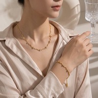Ensemble de bijoux collier et bracelet en chaîne ondulée plaqué or minimaliste avec zircon pour femmes, à porter au quotidien