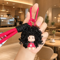 Porte-clés poupée aux cheveux bouclés tendance et stylés, breloque de sac et sangle de téléphone portable exquises, petit cadeau