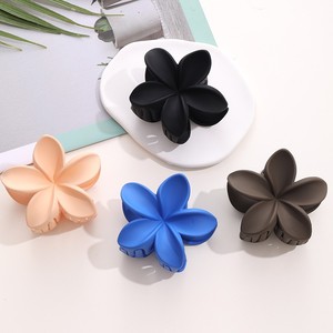 Pince à cheveux en silicone style européen et américain, motif Plumeria, faite à la main – Accessoire polyvalent et coloré pour chignon et <span class=keywords><strong>queue</strong></span> <span class=keywords><strong>de</strong></span> <span class=keywords><strong>cheval</strong></span> pour femme - Product Image 2