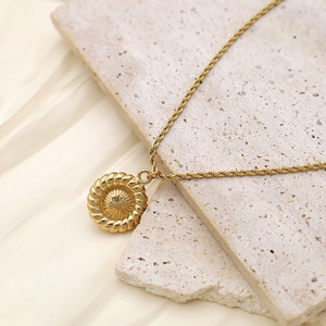 French Retro Style Pearl Pendant Clavicle Chain Gold Stainless Steel Bezel Setting Flower Shape Necklace For Women - Product Image 2