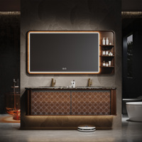 Meuble de salle de bain de luxe de style italien, corps de meuble en bois massif associé à un plan de travail en dalle de pierre. Meuble miroir intelligent.