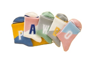 Calcetines Unisex con Letras Jacquard en Bloques de Color, Calcetines Deportivos Casuales Transpirables de Algodón con Contraste de Color Macaron, Calcetines Versátiles y Modernos - Product Image 2