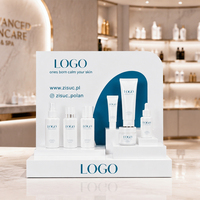 Stands display makeup ramah lingkungan modern yang dapat disesuaikan, terbuat dari akrilik, dengan 5 rak untuk penggunaan di meja rias atau countertop.